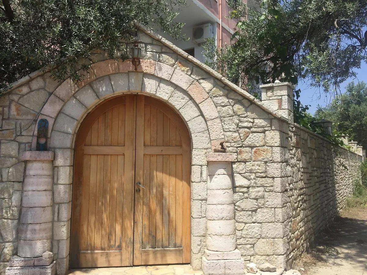 Irini'S Garden Hotel Qeparo