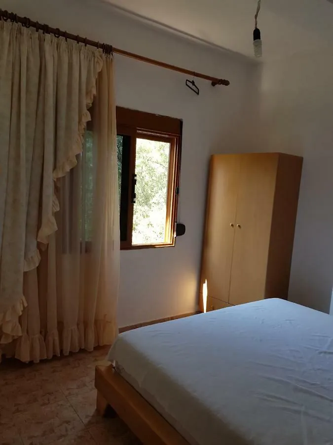 Irini'S Garden Hotel Qeparo 0*,
